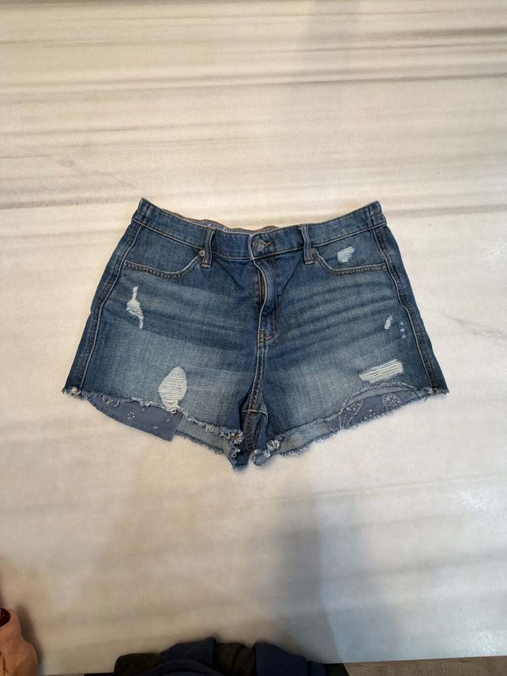 Aerie Daydream Cut-Off Shorts Size M Blue Denim Distressed Raw Hem
